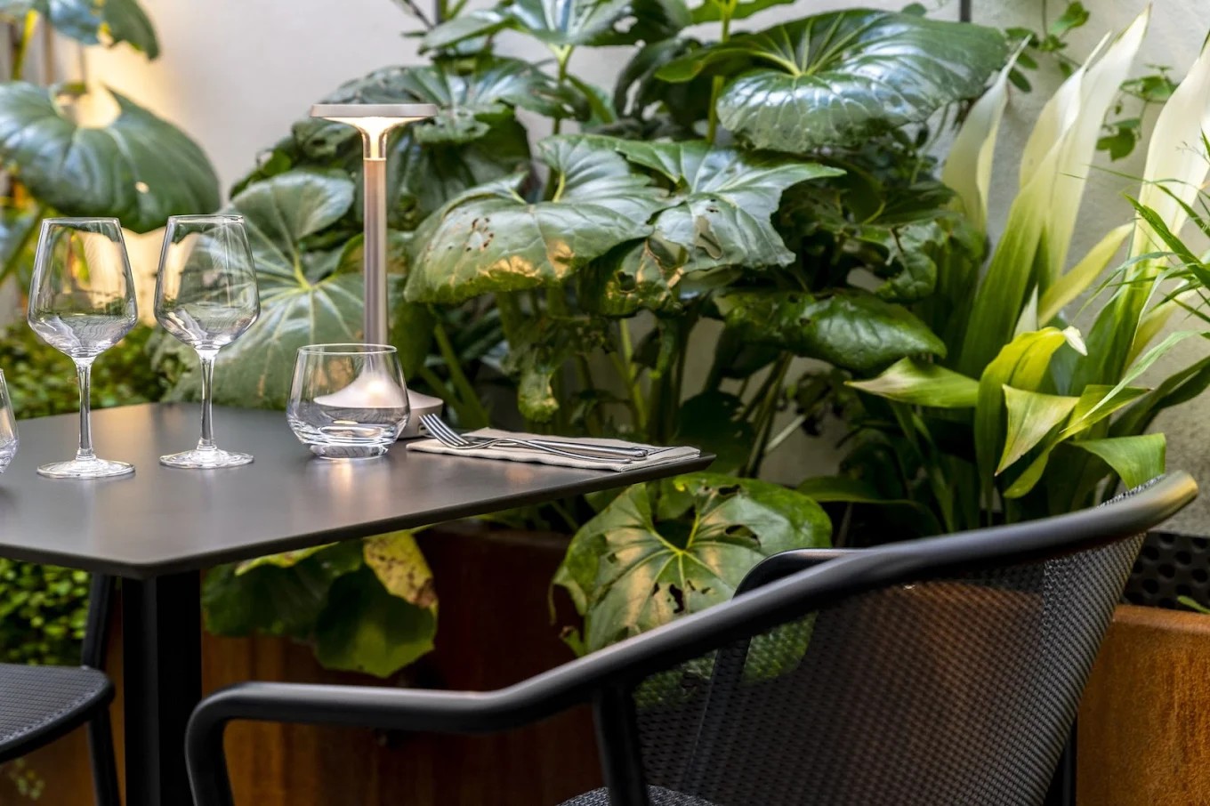Table dans la terrasse du restaurant 