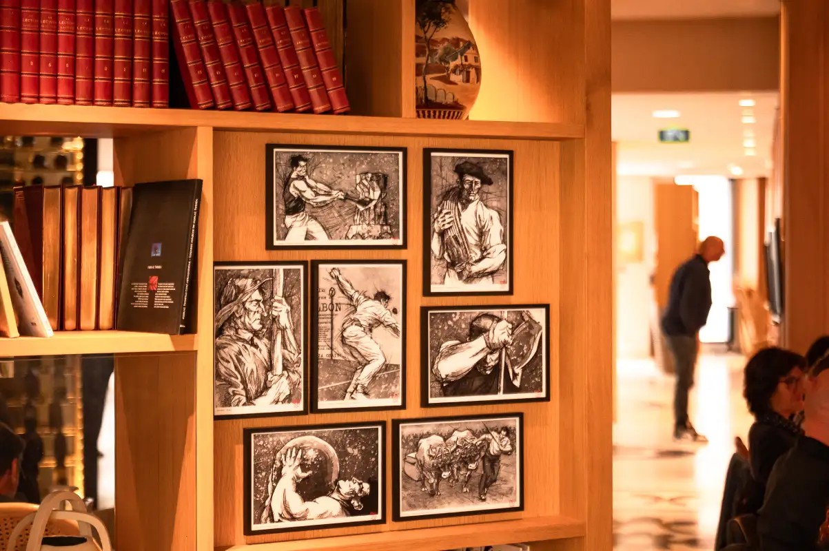 intérieur du restaurant avec terrasse Bayonne