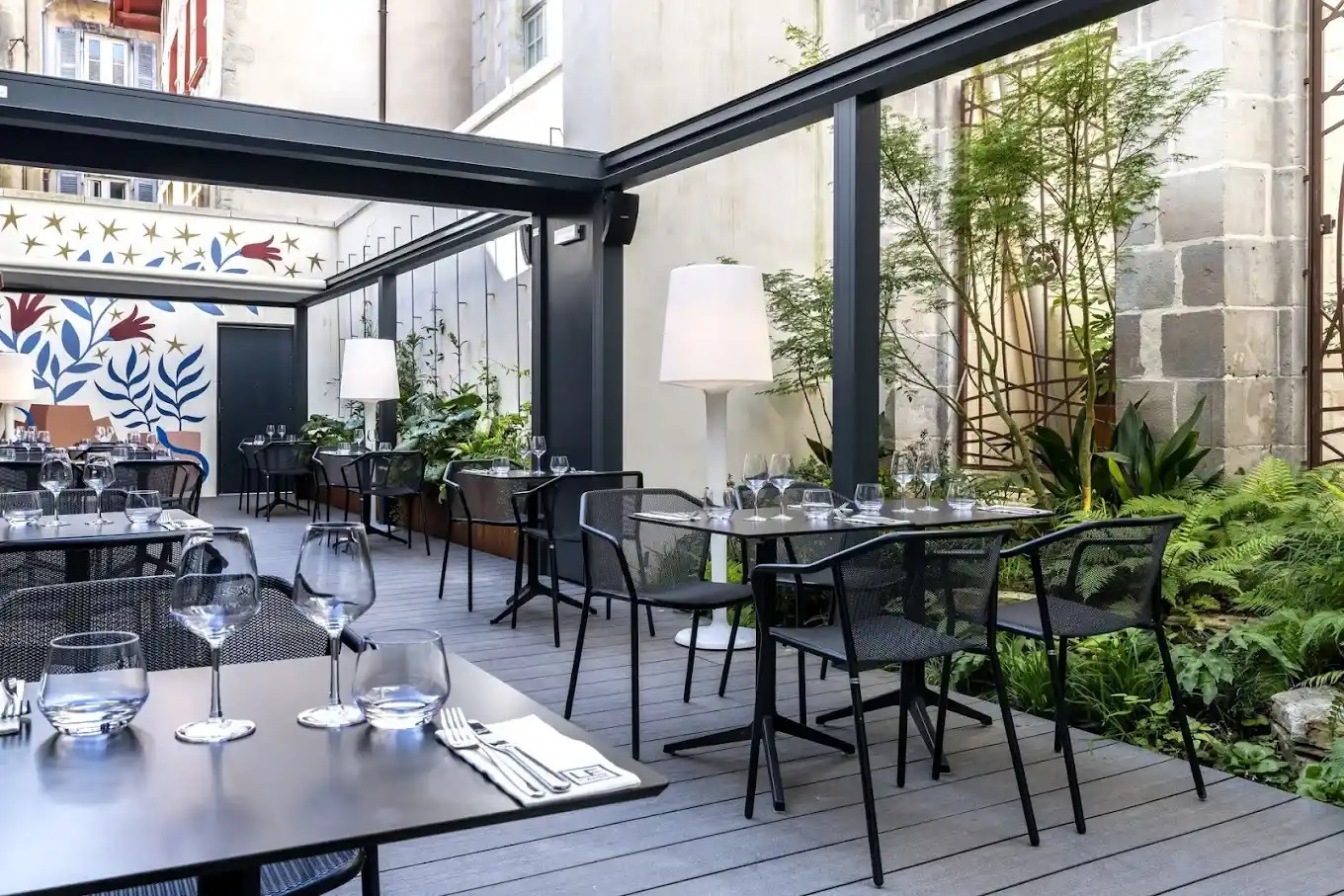 Terrasse du restaurant le carré à Bayonne